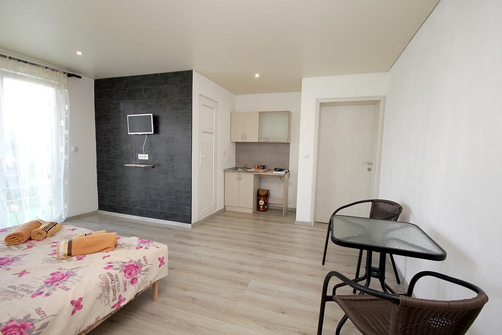 Apartments Victoria ストモレ エクステリア 写真